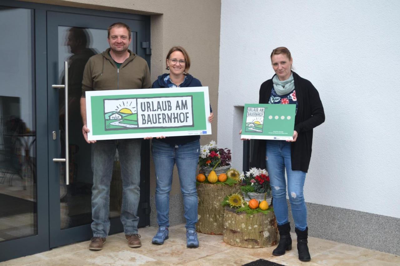 Apartamento Biohof Auinger, Der Tiererlebnishof Aurach am Hongar Exterior foto