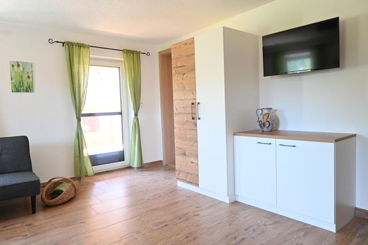 Apartamento Biohof Auinger, Der Tiererlebnishof Aurach am Hongar Exterior foto